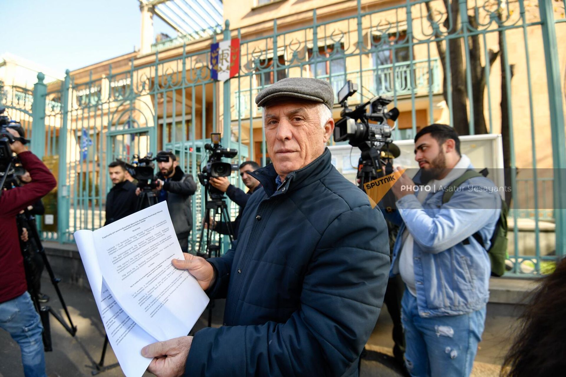 Арцахцы передали послу письмо в поддержку резолюции, которая будет обсуждена в Сенате Франции (15 ноября 2022). Еревaн - Sputnik Արմենիա, 1920, 15.11.2022