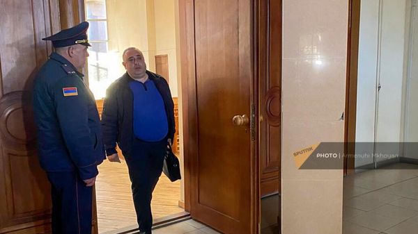 Адвокат подозреваемого в убийстве Пемзашена Аркадия Барсегяна Владимир Минасян выходит из зала суда (15 ноября 2022). Гюмри - Sputnik Армения