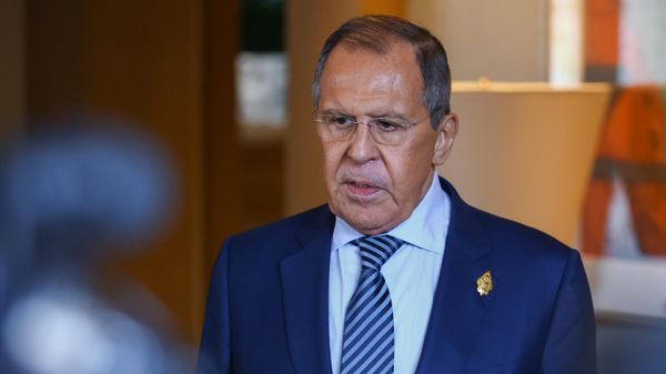 Министр иностранных дел России Сергей Лавров во время подхода к прессе по итогам совещания глав МИД Группы двадцати на полях саммита G20 (15 ноября 2022). Бали - Sputnik Армения