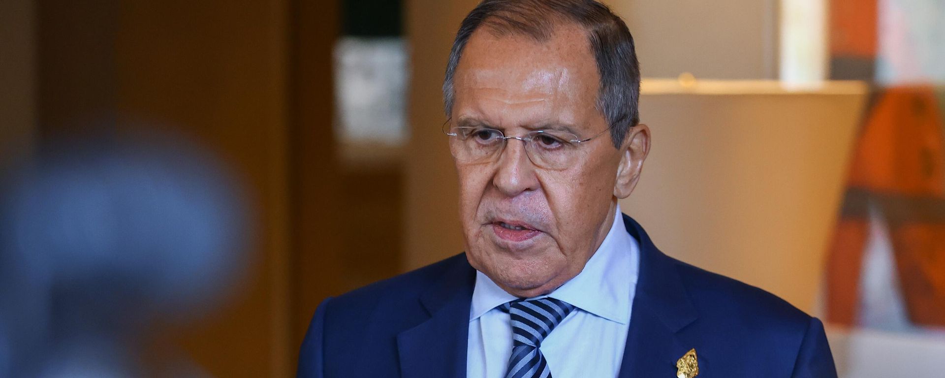 Министр иностранных дел России Сергей Лавров во время подхода к прессе по итогам совещания глав МИД Группы двадцати на полях саммита G20 (15 ноября 2022). Бали - Sputnik Армения, 1920, 24.01.2023
