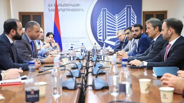 Министр экономики Ваан Керобян встретился с руководящим составом британо-голландской компании Shell (16 ноября 2022). Еревaн - Sputnik Армения