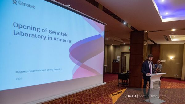 Заместитель министра экономики Арман Ходжоян на открытии лаборатории Genotek (17 ноября 2022). Еревaн - Sputnik Армения