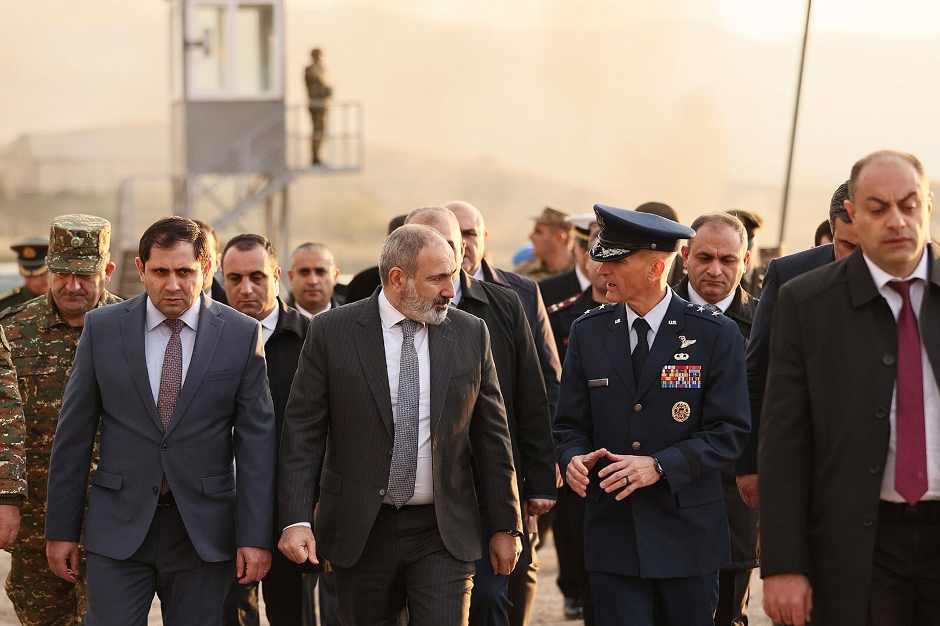 Премьер-министр Никол Пашинян, в сопровождении министра обороны Сурена Папикяна и директора по стратегии, планированию и политике Европейского командования США, генерал-майора Даниэля Ласики, присутствовал на церемонии открытия учебного центра Зар, благоустроенного при поддержке США (17 ноября 2022) Премьер-министр Никол Пашинян, в сопровождении министра обороны Сурена Папикяна и директора по стратегии, планированию и политике Европейского командования США, генерал-майора Даниэля Ласики, присутствовал на церемонии открытия учебного центра Зар, благоустроенного при поддержке США (17 ноября 2022) - Sputnik Արմենիա, 1920, 17.11.2022