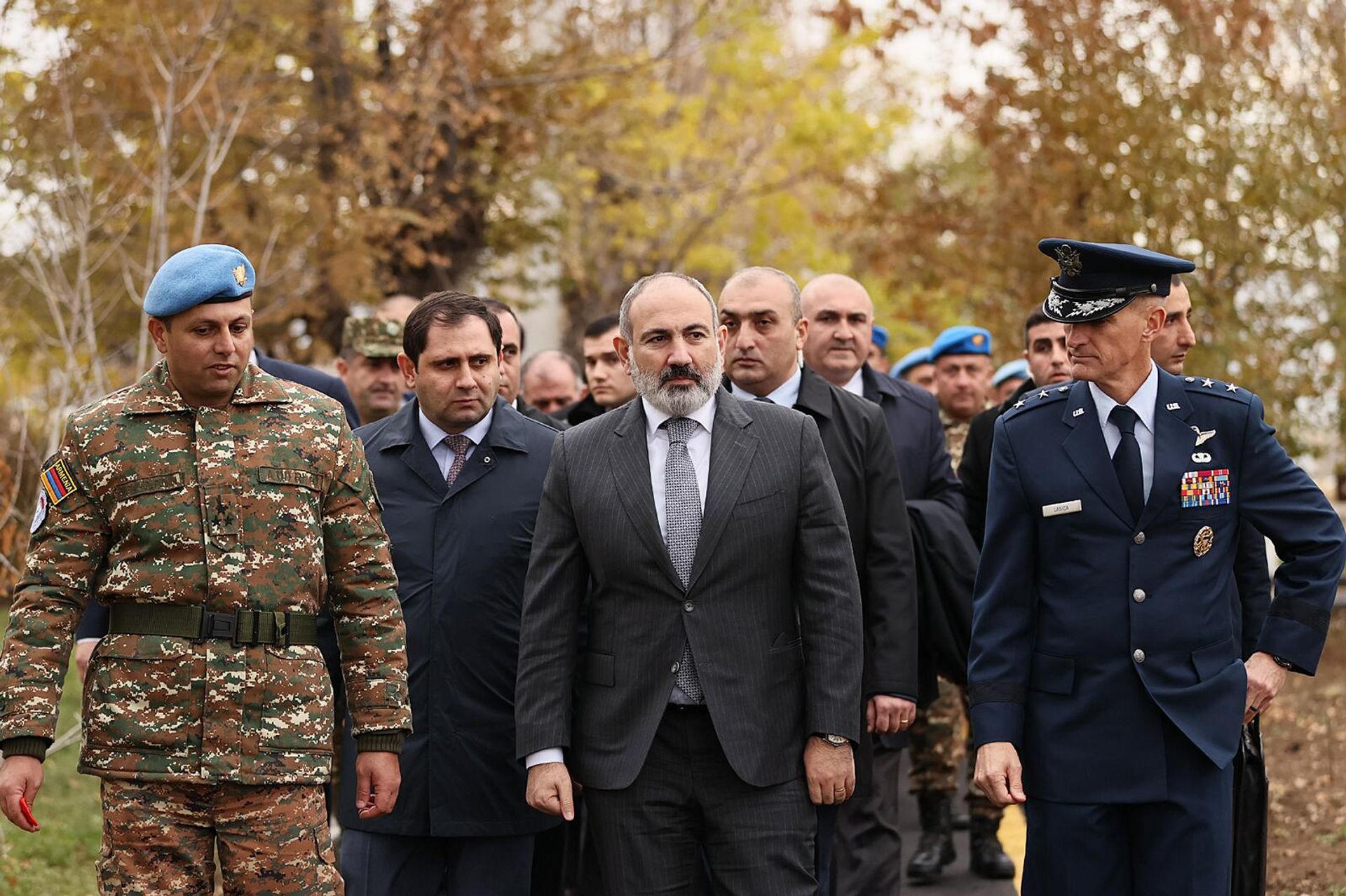 Премьер-министр Никол Пашинян, в сопровождении министра обороны Сурена Папикяна и директора по стратегии, планированию и политике Европейского командования США, генерал-майора Даниэля Ласики, присутствовал на церемонии открытия учебного центра Зар, благоустроенного при поддержке США (17 ноября 2022) Премьер-министр Никол Пашинян, в сопровождении министра обороны Сурена Папикяна и директора по стратегии, планированию и политике Европейского командования США, генерал-майора Даниэля Ласики, присутствовал на церемонии открытия учебного центра Зар, благоустроенного при поддержке США (17 ноября 2022) - Sputnik Արմենիա, 1920, 17.11.2022
