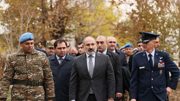 Премьер-министр Никол Пашинян, в сопровождении министра обороны Сурена Папикяна и директора по стратегии, планированию и политике Европейского командования США, генерал-майора Даниэля Ласики, присутствовал на церемонии открытия учебного центра Зар, благоустроенного при поддержке США (17 ноября 2022) - Sputnik Армения