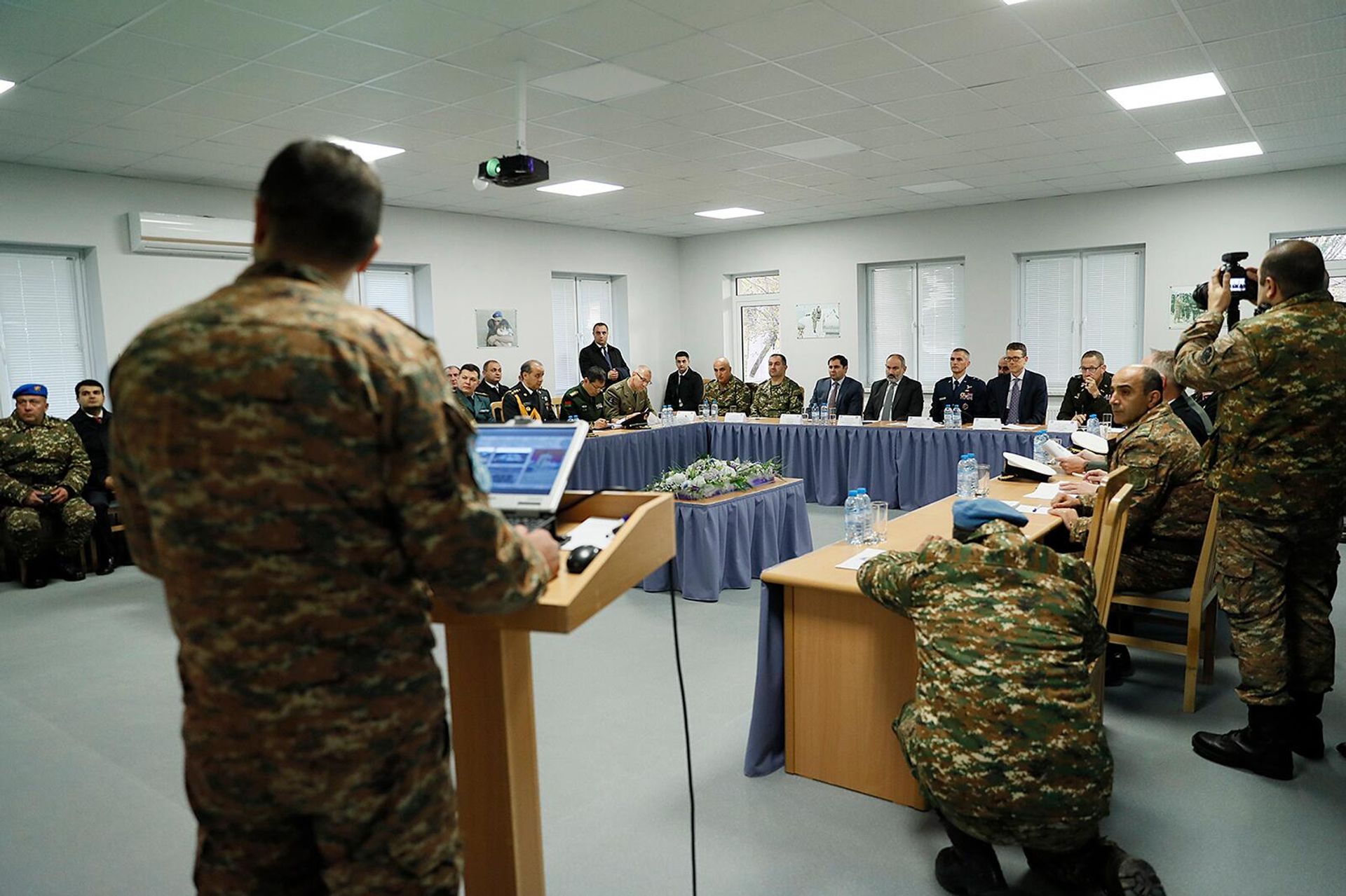 Премьер-министр Никол Пашинян, в сопровождении министра обороны Сурена Папикяна и директора по стратегии, планированию и политике Европейского командования США, генерал-майора Даниэля Ласики, присутствовал на церемонии открытия учебного центра Зар, благоустроенного при поддержке США (17 ноября 2022) Премьер-министр Никол Пашинян, в сопровождении министра обороны Сурена Папикяна и директора по стратегии, планированию и политике Европейского командования США, генерал-майора Даниэля Ласики, присутствовал на церемонии открытия учебного центра Зар, благоустроенного при поддержке США (17 ноября 2022) - Sputnik Արմենիա, 1920, 17.11.2022