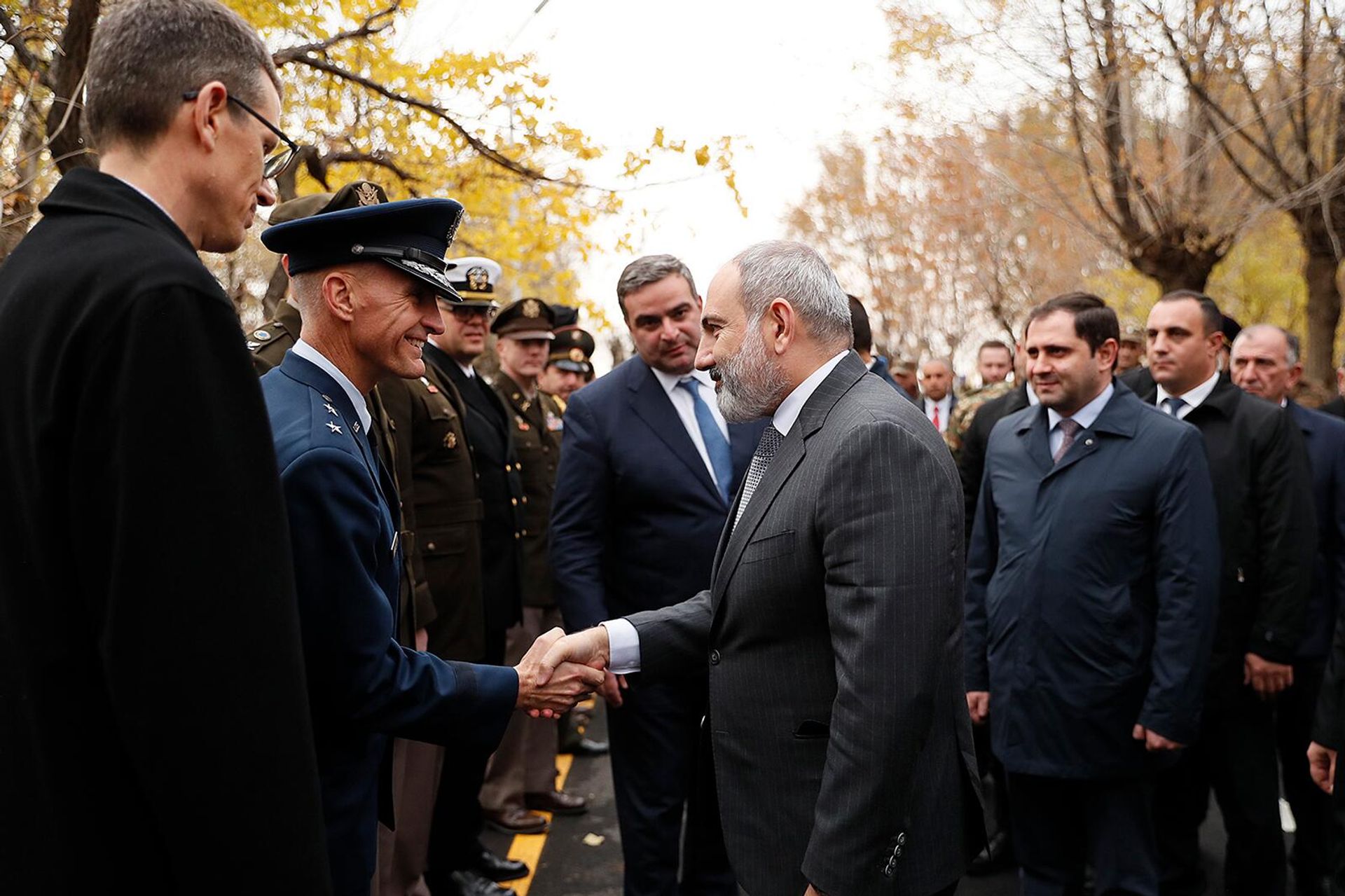 Премьер-министр Никол Пашинян, в сопровождении министра обороны Сурена Папикяна и директора по стратегии, планированию и политике Европейского командования США, генерал-майора Даниэля Ласики, присутствовал на церемонии открытия учебного центра Зар, благоустроенного при поддержке США (17 ноября 2022) - Sputnik Армения, 1920, 17.11.2022