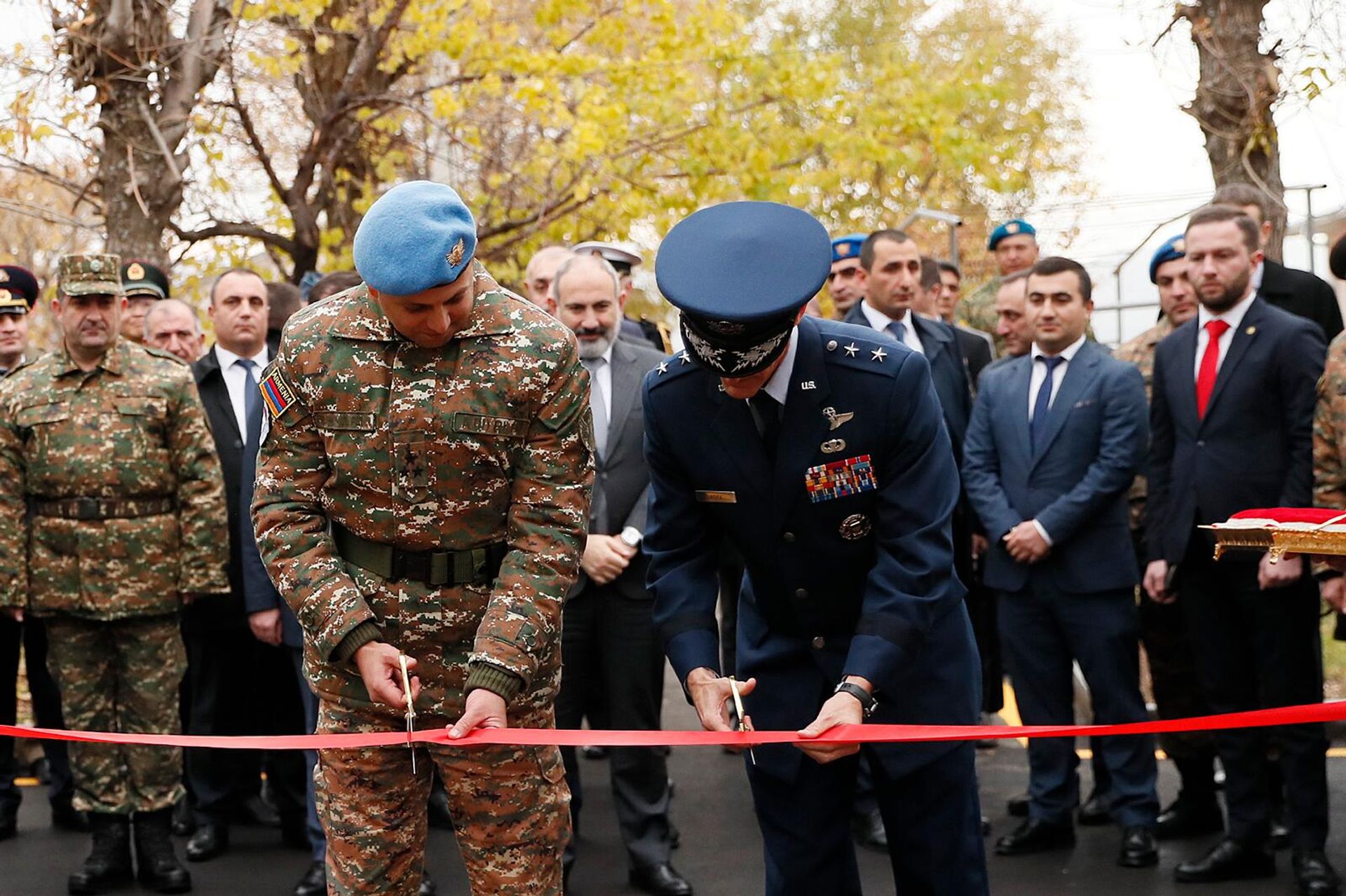 Премьер-министр Никол Пашинян, в сопровождении министра обороны Сурена Папикяна и директора по стратегии, планированию и политике Европейского командования США, генерал-майора Даниэля Ласики, присутствовал на церемонии открытия учебного центра Зар, благоустроенного при поддержке США (17 ноября 2022) - Sputnik Армения, 1920, 17.11.2022