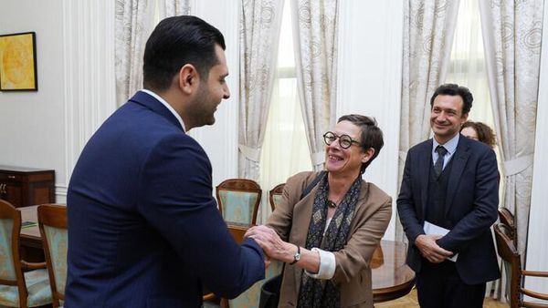 Вице-премьер Амбарцум Матевосян принял Чрезвычайного и полномочного посла Франции Анн Луйо и членов делегации французского агентства развития (17 ноября 2022). Еревaн - Sputnik Армения