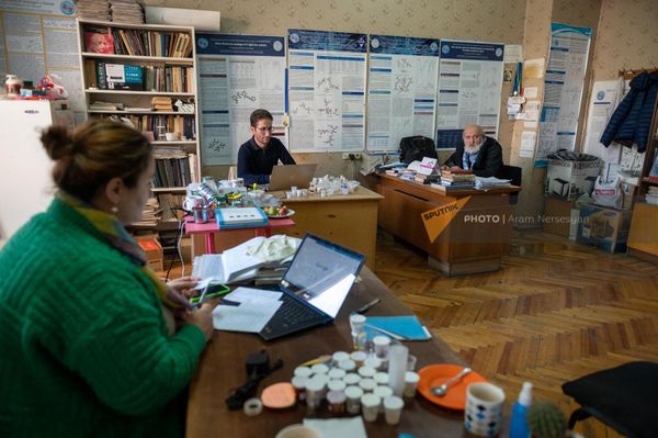 Сотрудники одной из лабораторий Института прикладных проблем физики за работой Сотрудники одной из лабораторий Института прикладных проблем физики за работой - Sputnik Армения