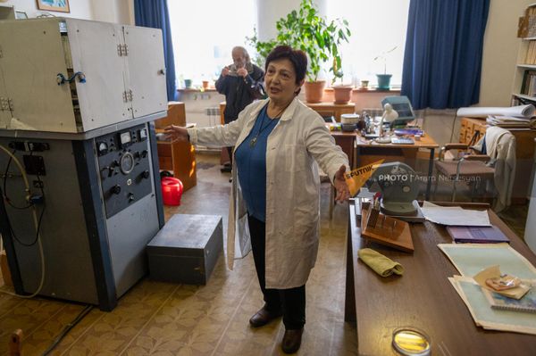 Сотрудники одной из лабораторий Института прикладных проблем физики за работой Сотрудники одной из лабораторий Института прикладных проблем физики за работой - Sputnik Армения