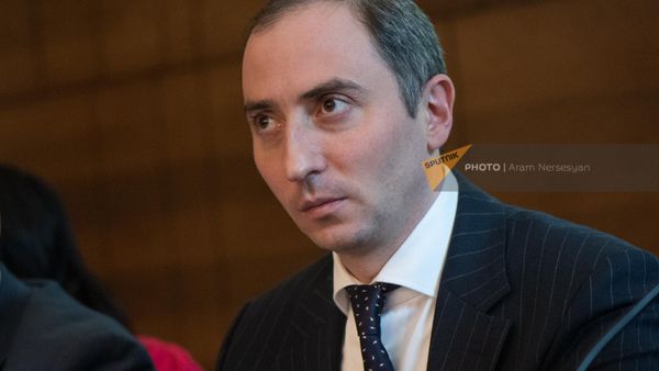 Министр высокотехнологичной промышленности Армении Роберт Хачатрян на пресс-конференции, посвященной работе армянского спутника ArmSAT-1 (18 ноября 2022). Еревaн - Sputnik Армения