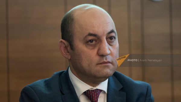 Заместитель министра высокотехнологичной промышленности Армении Авет Погосян на пресс-конференции, посвященной работе армянского спутника ArmSAT-1 (18 ноября 2022). Еревaн - Sputnik Армения