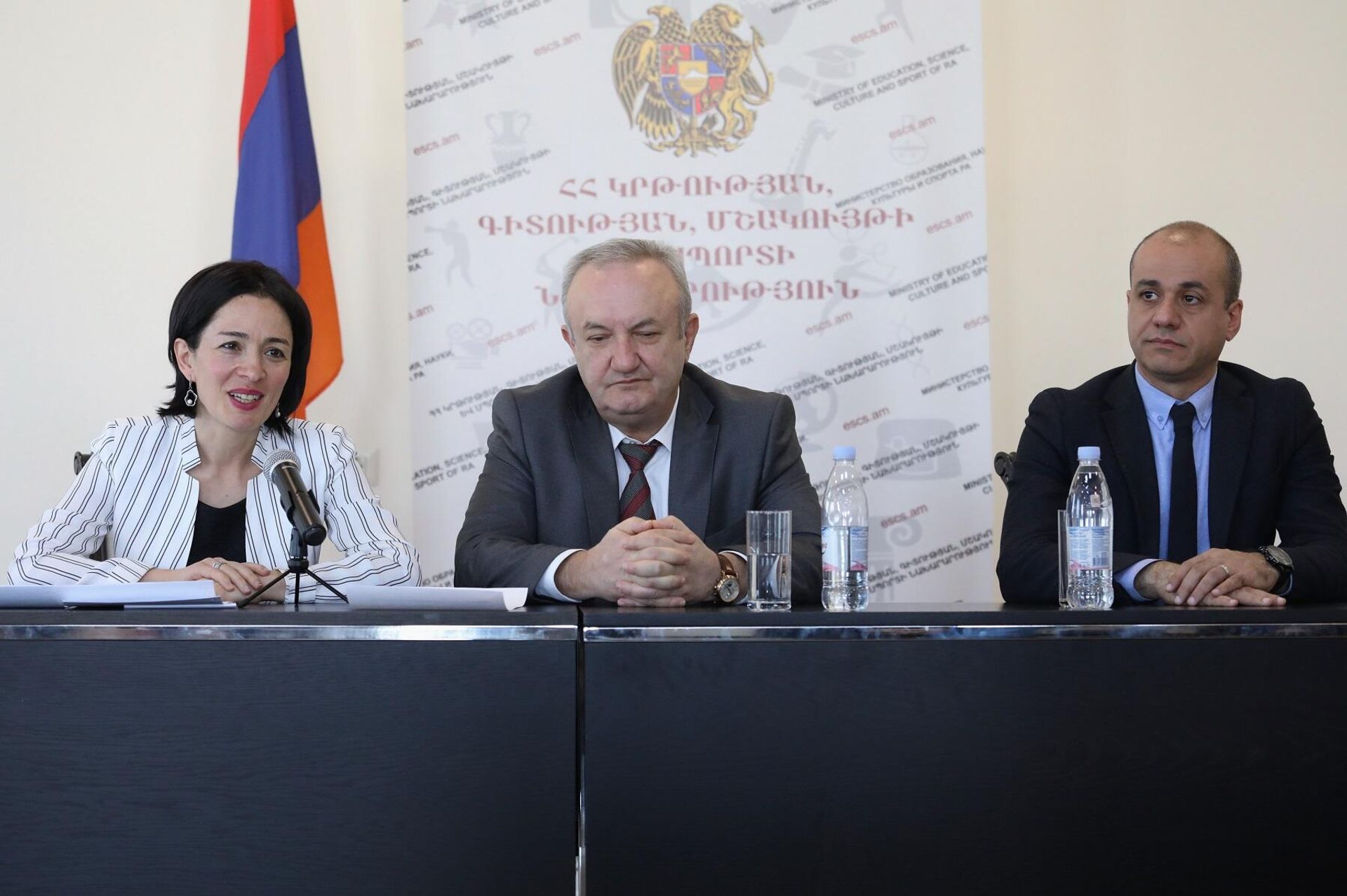 Министр образования, науки, культуры и спорта РА Ваграм Думанян и заместитель министра Жанна Андреасян вручили благодарственные письма и денежные призы учителям, победившим в конкурсе Лучшие года 2022 - Sputnik Արմենիա, 1920, 18.11.2022