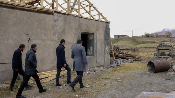 Губернатор Гегаркуника Карен Саркисян проследил за восстановлением пострадавших в результате азербайджанской агрессии домов (21 ноября 2022). Сотк - Sputnik Армения