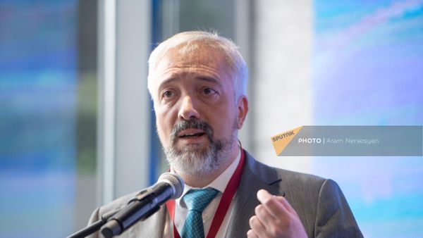 Руководитель Россотрудничества Евгений Примаков на международном форуме “Память победителей” для организаторов шествия “Бессмертный полк” (22 ноября 2022). Еревaн - Sputnik Армения