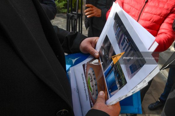 Акция протеста перед зданием мэрии с требованием восстановить финансирование велосипедных дорожек (22 ноября 2022). Еревaн Акция протеста перед зданием мэрии с требованием восстановить финансирование велосипедных дорожек (22 ноября 2022). Еревaн - Sputnik Армения