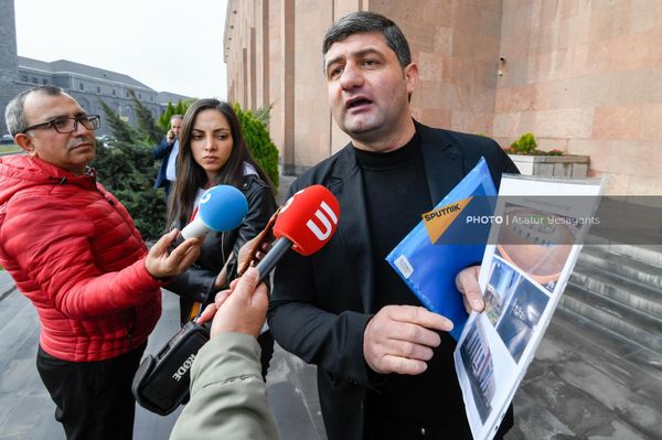 Акция протеста перед зданием мэрии с требованием восстановить финансирование велосипедных дорожек (22 ноября 2022). Еревaн Акция протеста перед зданием мэрии с требованием восстановить финансирование велосипедных дорожек (22 ноября 2022). Еревaн - Sputnik Армения