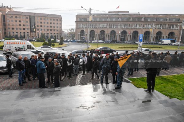 Акция протеста перед зданием мэрии с требованием восстановить финансирование велосипедных дорожек (22 ноября 2022). Еревaн Акция протеста перед зданием мэрии с требованием восстановить финансирование велосипедных дорожек (22 ноября 2022). Еревaн - Sputnik Армения