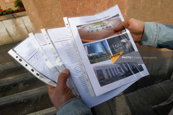 Акция протеста перед зданием мэрии с требованием восстановить финансирование велосипедных дорожек (22 ноября 2022). Еревaн Акция протеста перед зданием мэрии с требованием восстановить финансирование велосипедных дорожек (22 ноября 2022). Еревaн - Sputnik Армения