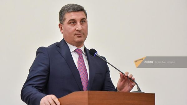 Министр территориального управления и инфраструктур Гнел Саносян на конференции по случаю публикации первого отчета устойчивого развития ЗММК (22 ноября 2022). Еревaн - Sputnik Армения