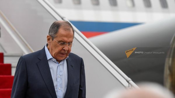 Министр иностранных дел России Сергей Лавров в аэропорту Звартноц (22 ноября 2022). Еревaн - Sputnik Армения