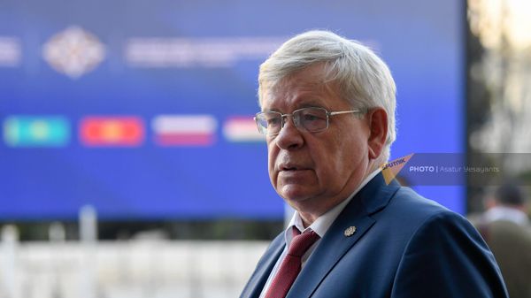 Заместитель генерального секретаря ОДКБ Валерий Семериков перед началом заседания министров иностранных дел, обороны и секретарей стран-участниц ОДКБ (23 ноября 2022). Еревaн - Sputnik Армения