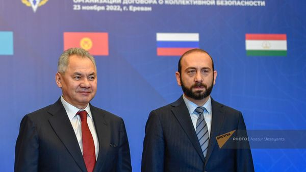 Министр иностранных дель Арарат Мирзоян встречает участников саммита министров иностреанных дел, обороны и секретарей стран-участниц ОДКБ (23 ноября 2022). Еревaн - Sputnik Армения