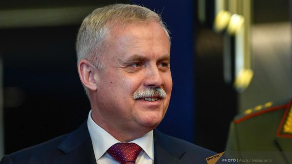 Министр иностранных дель Арарат Мирзоян встречает участников саммита министров иностреанных дел, обороны и секретарей стран-участниц ОДКБ (23 ноября 2022). Еревaн - Sputnik Армения