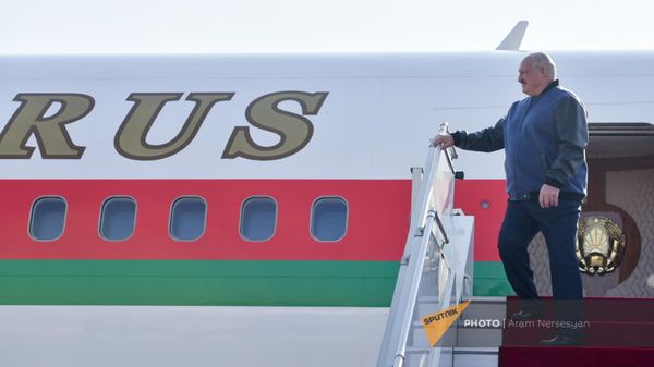 Президент Белоруссии Александр Лукашенко прибыл на саммит ОДКБ (23 ноября 2022). Еревaн - Sputnik Армения