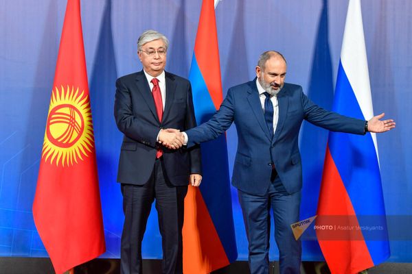 ՀՀ վարչապետ Նիկոլ Փաշինյանը ՀԱՊԿ անդամ երկրների գագաթնաժողովից առաջ ողջունում է Ղազախստանի նախագահ Կասիմ-Ժոմարտ Տոկաևին - Sputnik Արմենիա