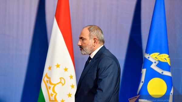 Премьер-министр Армении Никол Пашинян в ожидании участников саммита лидеров стран-участниц ОДКБ (23 ноября 2022). Еревaн - Sputnik Армения