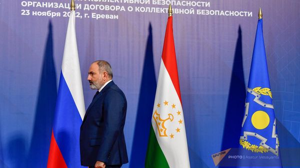 Премьер-министр Армении Никол Пашинян в ожидании участников саммита лидеров стран-участниц ОДКБ (23 ноября 2022). Еревaн - Sputnik Армения