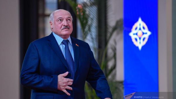 Президент Беларуси Александр Лукашенко прибывает на саммит лидеров стран-участниц ОДКБ (23 ноября 2022). Еревaн - Sputnik Армения