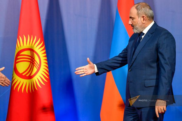 ՀՀ վարչապետ Նիկոլ Փաշինյանը ՀԱՊԿ անդամ երկրների գագաթնաժողովից առաջ ողջունում է Տաջիկստանի նախագահ Էմոմալի Ռահմոնին - Sputnik Արմենիա