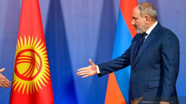 Премьер-министр Армении Никол Пашинян приветствует президента Таджикистана Эмомали Рахмона перед началом саммита лидеров стран-участниц ОДКБ (23 ноября 2022). Еревaн - Sputnik Армения