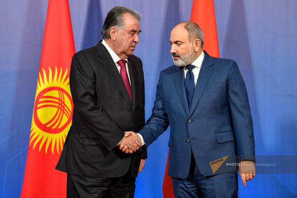 ՀՀ վարչապետ Նիկոլ Փաշինյանը ՀԱՊԿ անդամ երկրների գագաթնաժողովից առաջ ողջունում է Տաջիկստանի նախագահ Էմոմալի Ռահմոնին - Sputnik Արմենիա