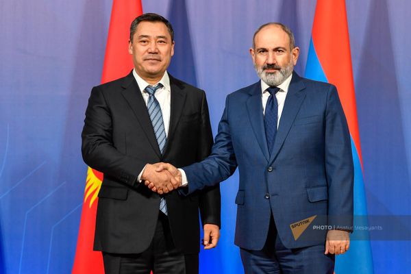 ՀՀ վարչապետ Նիկոլ Փաշինյանը ՀԱՊԿ անդամ երկրների գագաթնաժողովից առաջ ողջունում է Ղրղզստանի նախագահ Սադիր Ժապարովին - Sputnik Արմենիա