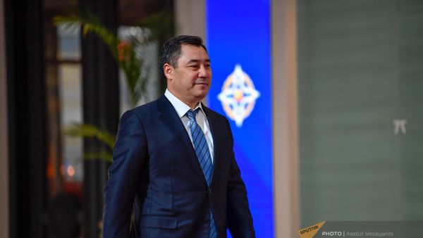 Президент Кыргызстана Садыр Жапаров прибывает на саммит лидеров стран-участниц ОДКБ (23 ноября 2022). Еревaн - Sputnik Армения