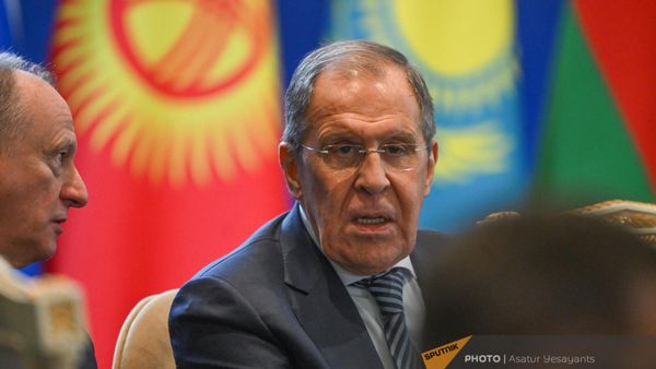 Министр иностранных дел РФ Сергей Лавров и секретарь совета безопасности РФ Николай Патрушев перед началом расширенного заседания саммита глав стран-членов ОДКБ (23 ноября 2022). Еревaн - Sputnik Армения