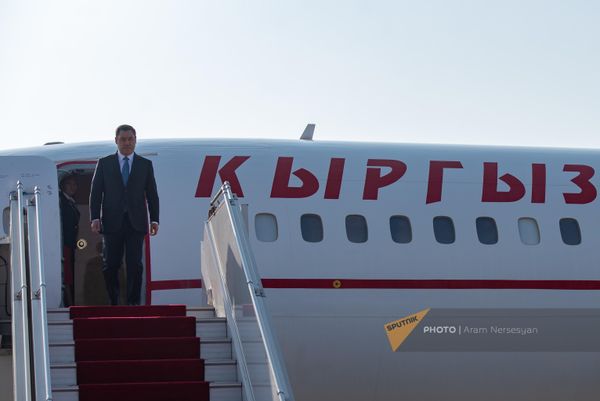 Սադիր Ժապարովն իջնում է ինքնաթիռից - Sputnik Արմենիա