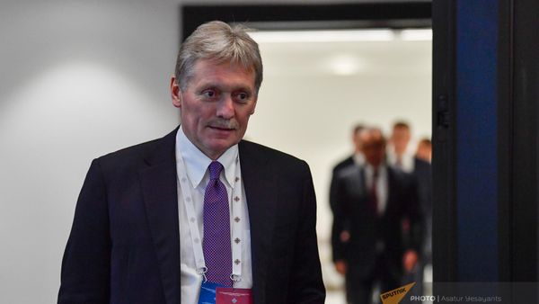 Заместитель руководителя администрации президента РФ, пресс-секретарь президента РФ Дмитрий Песков перед началом расширенного заседания саммита глав стран-членов ОДКБ (23 ноября 2022). Еревaн - Sputnik Армения