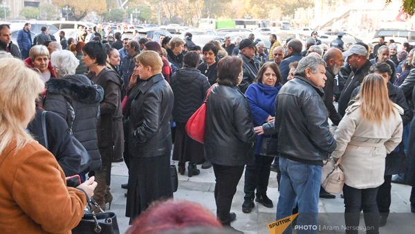 Жители Бердзора проводят акцию протеста перед зданием правительства на площади Республики (24 ноября 2022). Еревaн - Sputnik Армения