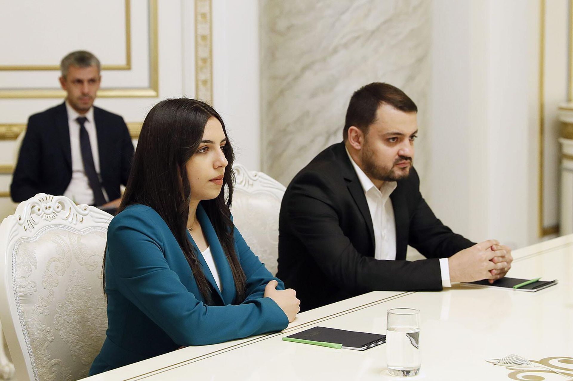 Премьер-министр Никол Пашинян принял чемпионку мира и Европы среди юниоров Мариам Мкртчян и ее тренера Завена Андриасяна (24 ноября 2022). Еревaн Премьер-министр Никол Пашинян принял чемпионку мира и Европы среди юниоров Мариам Мкртчян и ее тренера Завена Андриасяна (24 ноября 2022). Еревaн - Sputnik Արմենիա, 1920, 24.11.2022