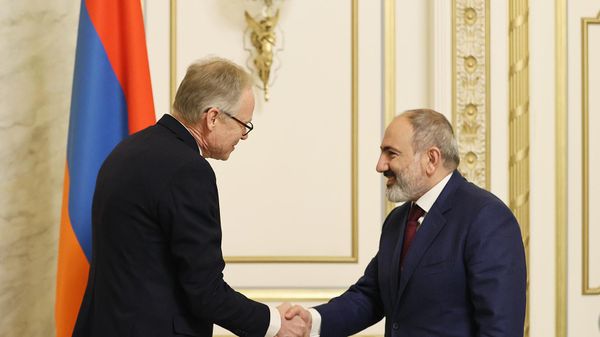 Премьер-министр Никол Пашинян принял управляющего директора Службы внешних связей Европейского Союза по России, Восточному партнерству, Центральной Азии, региональному сотрудничеству и делам ОБСЕ Майкла Зиберта (25 ноября 2022). Еревaн - Sputnik Армения
