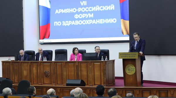 Министр здравоохранения Анаит Аванесян вместе с российским коллегой Михаилом Мурашко на армяно-российском форуме по здравоохранению (26 ноября 2022). Еревaн - Sputnik Армения