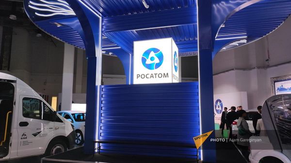 Станции по зарядке электромобилей концерна Росэнергоатом (часть корпорации Росатом) на выставке Атомэкспо-2022 в Сочи - Sputnik Արմենիա