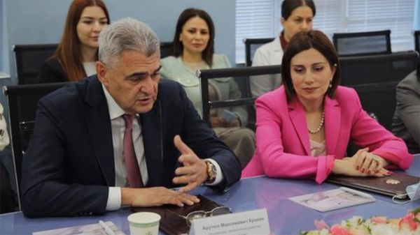 Ռուսաստանի Դաշնության առողջապահության նախարար Միխայիլ Մուրաշկոյի գլխավորած պատվիրակությունը առողջապահության նախարար Անահիտ Ավանեսյանի հետ այցելել է Էրեբունի ԲԿ - Sputnik Արմենիա