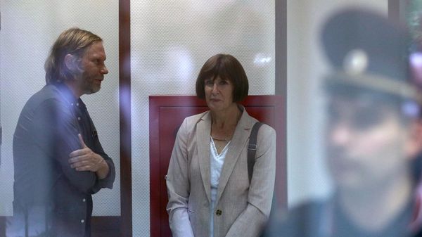 Заместитель главы дипломатической миссии США в РФ Элизабет Руд около здания Химкинского суда, где пройдет слушание по делу американской олимпийской чемпионки по баскетболу Бриттни Грайнер (14 июля 2022). Москвa - Sputnik Армения