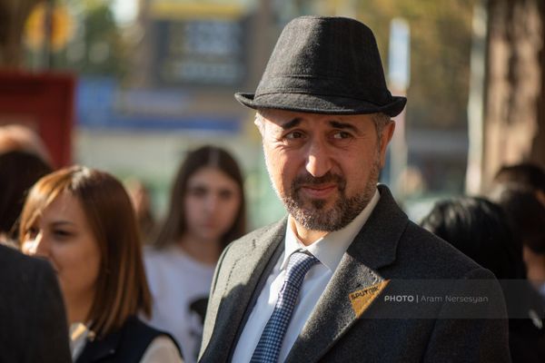 ՀՀ ԿԳՄՍ փոխնախարար Արա Խզմալյանը Եղիշե Չարենցի հուշատախտակի բացմանը - Sputnik Արմենիա